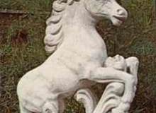 Cavallo da giardino in cemento bianco, TA17